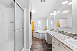 Combined shower/bathtub, jetted bath, hair dryer, towels - CasaEncanto-3BR/2BA-Golf Cart to Gulf Place/Beach! (Santa Rosa Beach)