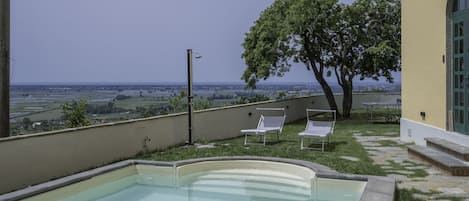 Una piscina al aire libre de temporada