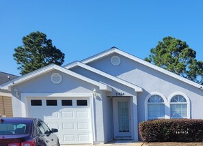 Exterior - Perfect Beach Getaway with two pools! Walking distance to the beach and more. (Panama City Beach)