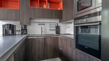 Een koelkast, een microgolfoven, een oven, een vaatwasser