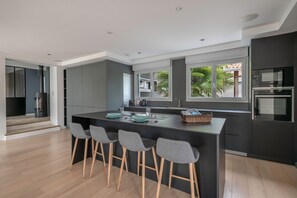 冷蔵庫、電子レンジ、オーブン、食器洗い機