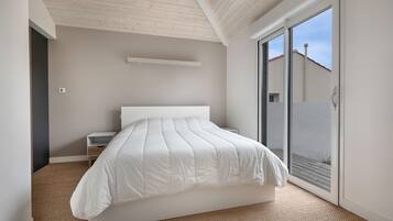 4 bedrooms, iron/ironing board, free WiFi