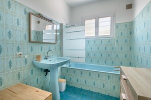 Bathtub, hair dryer