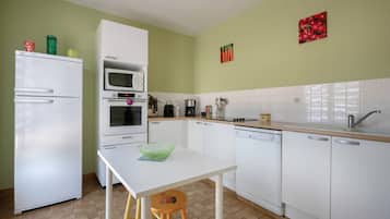 Een koelkast, een microgolfoven, een oven, een vaatwasser