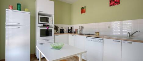 KĂŒhlschrank, Mikrowelle, Ofen, GeschirrspĂŒler