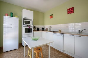 Frigorifero, microonde, forno, lavastoviglie