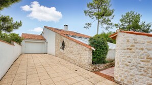 A courtyard with stone walls, a tiled floor, and a red-tiled roof. - 600 m from the sea, house for 8 adults / 2 children (La Faute-sur-Mer)