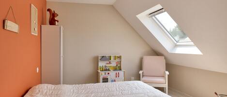 4 bedrooms, iron/ironing board, free WiFi