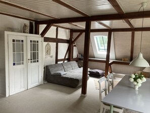 Books - Stylish and bright apartment in a listed half-timbered house with a large garden (Lüchow)