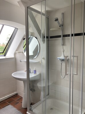 Douche, serviettes fournies, savon, papier toilette