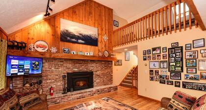 Woodland Pines Unit w/ Association Pool & Tennis Court - Close to Story Land!