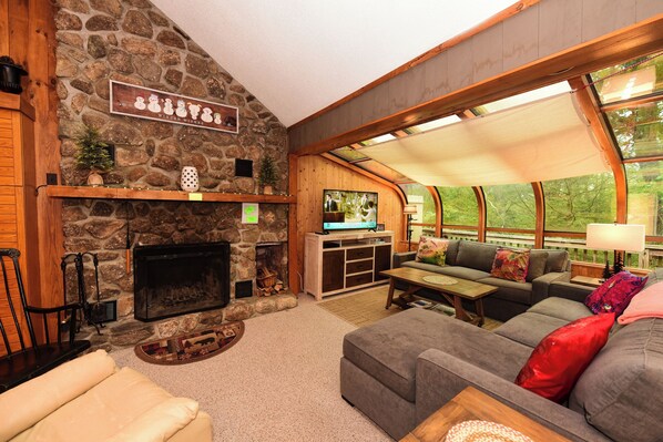 Smart-tv och eldstad