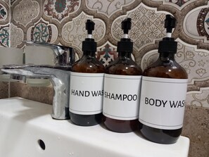 Dusj, hårføner, håndklær og såpe