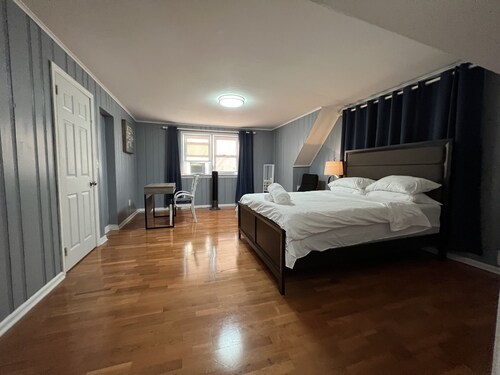 Beautiful place minutes away to New York City .