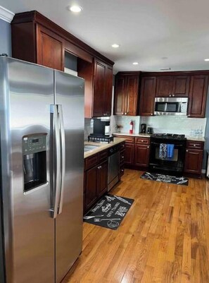 Kühlschrank, Mikrowelle, Herdplatte, Geschirrspüler