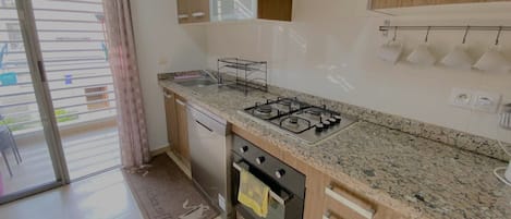 Réfrigérateur, four à micro-ondes, un four, surface de cuisson