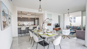 Un espacio habitable moderno y abierto con comedor, cocina y zona de estar.