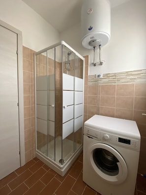 Douche, sĂšche-cheveux, bidet, serviettes fournies