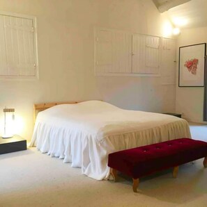 4 soverom, skrivebord, strykejern/-brett og reiseseng for barn