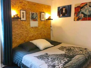 4 habitaciones, escritorio y tabla de planchar con plancha 