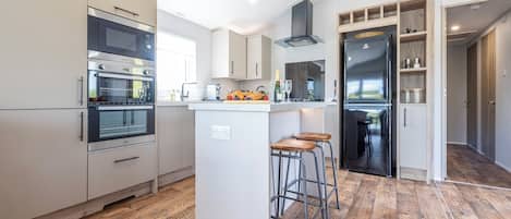 Refrigerador, microondas, horno, placa de cocina
