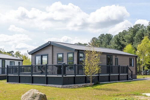 Ella Lodge - Luxury lakeside lodge with hot tub 