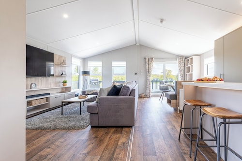 Ella Lodge - Luxury lakeside lodge with hot tub 