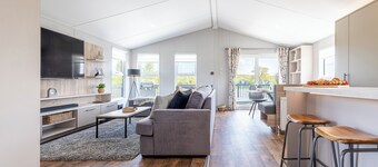 Ella Lodge - Luxury lakeside lodge with hot tub 