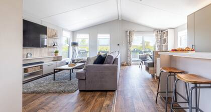 Ella Lodge - Luxury lakeside lodge with hot tub