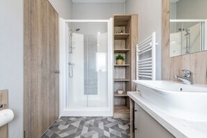 Suihku, hiustenkuivaaja, pyyhkeet, saippua