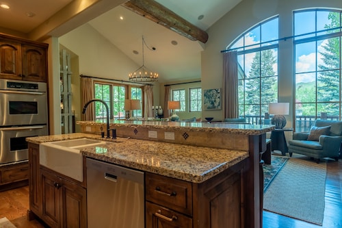 Central Park Townhome 142B- Luxury Tri-Level Close to Bike Path & MTN. Hiking