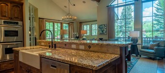 Central Park Townhome 142B- Luxury Tri-Level Close to Bike Path & MTN. Hiking