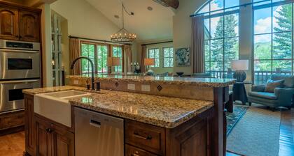 Central Park Townhome 142B- Luxury Tri-Level Close to Bike Path & MTN. Hiking