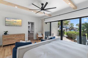 1 soverom, skrivebord, strykejern/-brett og reiseseng for barn