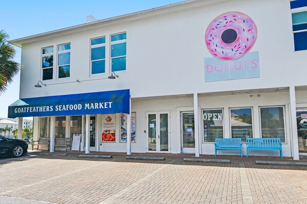 A building with a seafood market and a donut shop. - Private Beach|Bikes|Pool|Next2Seaside (Santa Rosa Beach)