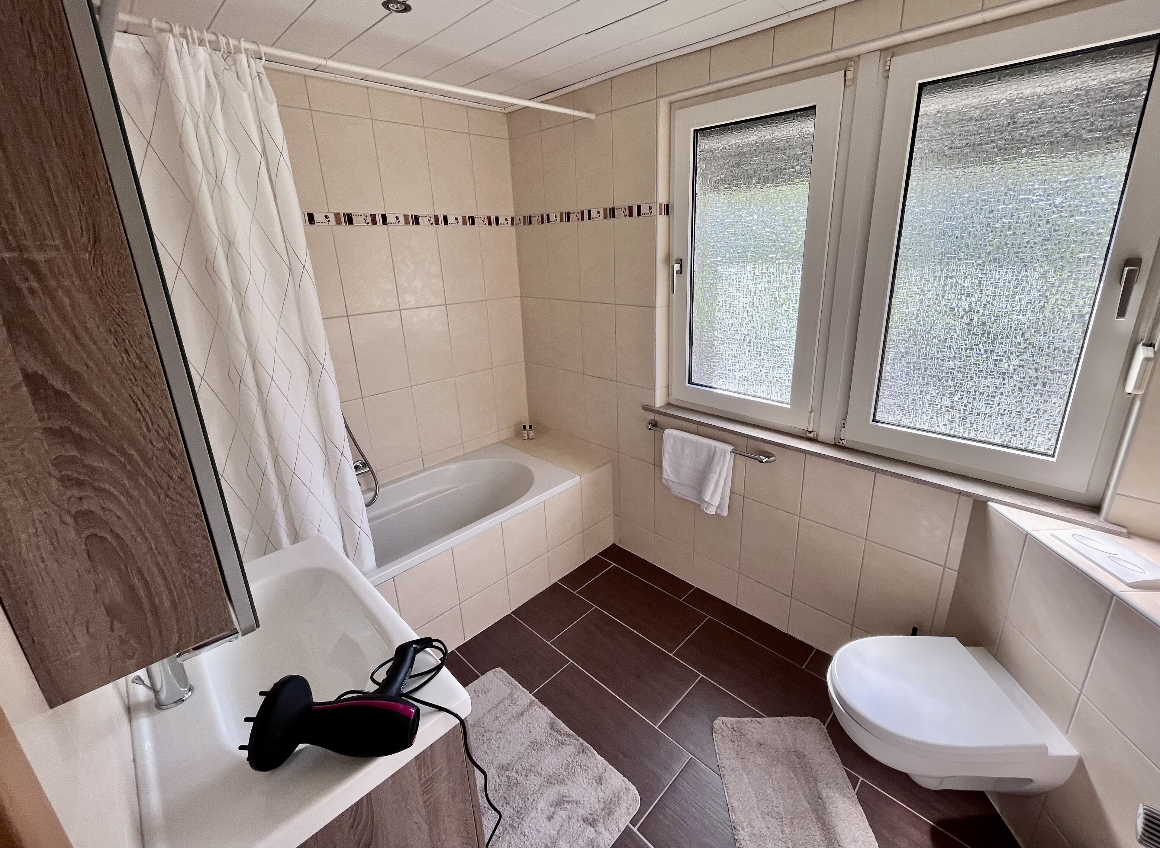 Haartrockner, Handtücher, Seife, Toilettenpapier