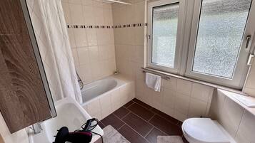Haartrockner, Handtücher, Seife, Toilettenpapier