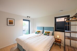 3 chambres, bureau, fer et planche à repasser, lit parapluie