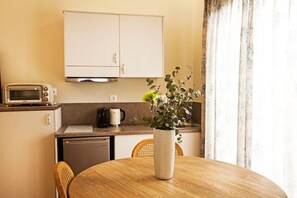 Fridge, stovetop, coffee/tea maker, cookware/dishes/utensils - Pagrati/hilton Location, "bentzi Family Suite " (Athina)