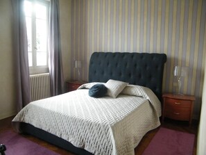 Cortinas blackout, tabla de planchar con plancha y wifi gratis 