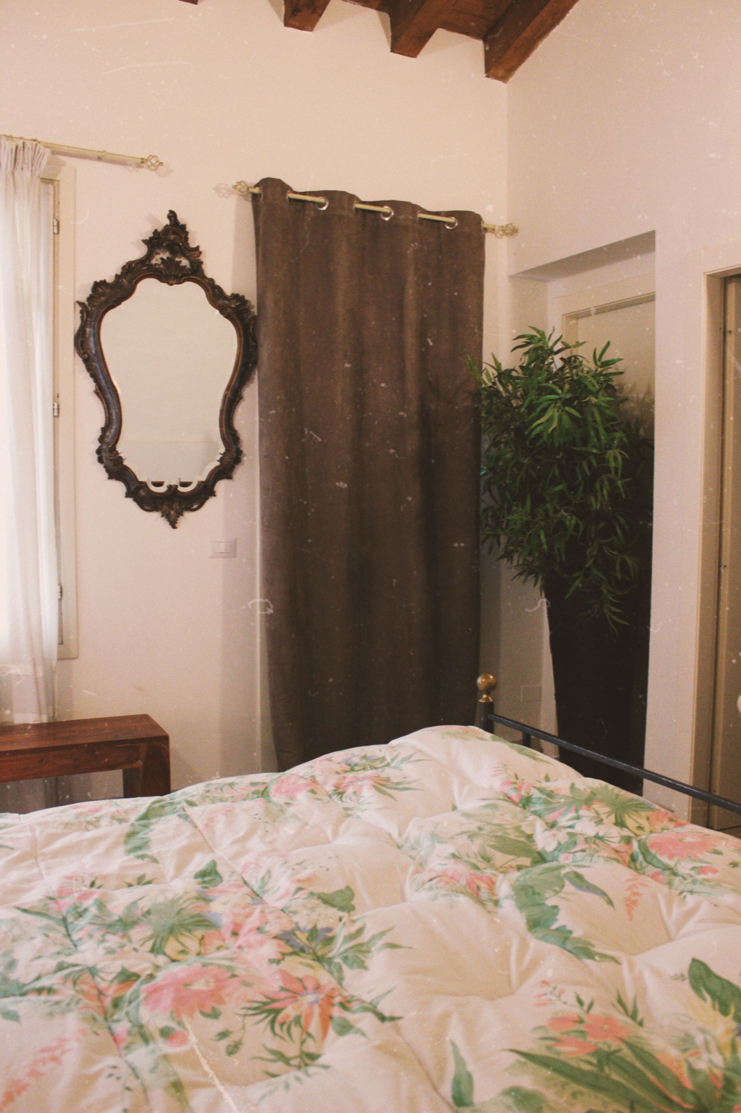 Kamar Double atau Twin Klasik | Tirai kedap cahaya, setrika/meja setrika, dan Wi-Fi gratis