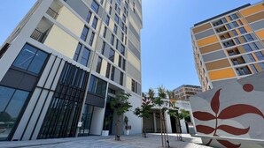 Un edificio moderno de varios pisos con amplias ventanas y balcones.