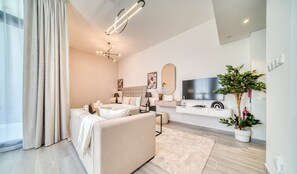 In-room safe, iron/ironing board, free WiFi, bed sheets - Distinguished Studio at Mesk 1 Midtown Dubai Production City by Deluxe Holiday Homes (Dubai)