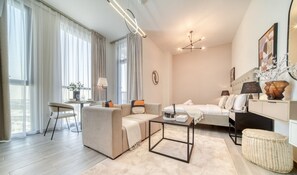 Safe på rommet, strykejern/-brett, wi-fi (inkludert) og sengetøy