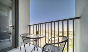 Outdoor dining - Distinguished Studio at Mesk 1 Midtown Dubai Production City by Deluxe Holiday Homes (Dubai)