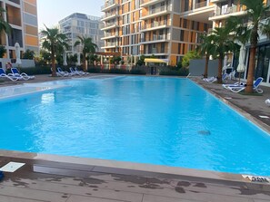 Pool - Incredible Studio at Mesk 1 Midtown Dubai Production City by Deluxe Holiday Homes (Dubai)