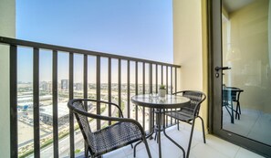 Outdoor dining - Incredible Studio at Mesk 1 Midtown Dubai Production City by Deluxe Holiday Homes (Dubai)