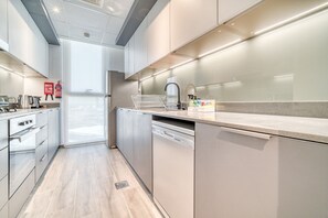 ثلاجة، ميكروويف، فرن، موقد طهي مسطح