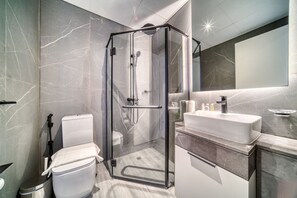 Een douche, een haardroger, handdoeken, zeep