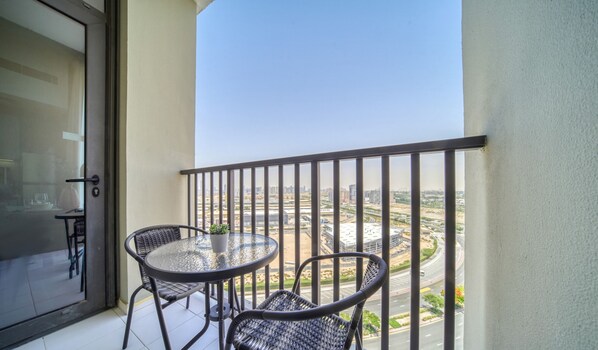 Outdoor dining - Polished Studio at Mesk 1 Midtown Dubai Production City by Deluxe Holiday Homes (Dubai)